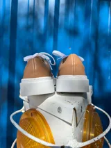 Championes acordonados de cuero color caramelo con suela blanca.