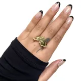 Anillo dorado con forma de conejo.