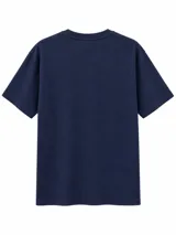 Remera básica de manga corta y cuello redondo, color negro, con calce regular.