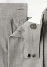 Pantalón gris de tiro medio, con diseño recto y largo, confeccionado en mezcla de lana con forro interior y cierre de cremallera lateral.