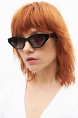 Lentes de sol negros con forma geométrica y patillas gruesas.