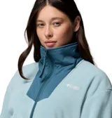 Campera polar de mujer Columbia, modelo Sequoia Grove, en color celeste con detalles en azul oscuro en el cuello y cierre. Presenta cuello alto, cierre frontal completo, bolsillos laterales con cierre y elásticos en puños y dobladillo.