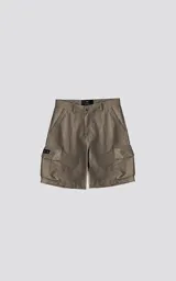 Bermuda tipo cargo color beige, con bolsillos laterales con solapa, trabillas para cinto y cierre frontal con botón y cremallera.