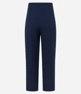 Pantalón zanahoria de sastrería color blanco, con cintura alta, trabillas y botón contrastante.