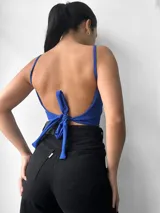 Crop top rojo con breteles finos y escote en V.