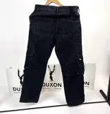 Pantalón jean cargo negro con corte holgado y bolsillos laterales con solapa.