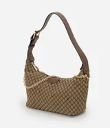 Cartera tipo baguette Satinato de tamaño pequeño, con estampado geométrico en tonos marrón y tostado. Cuenta con cierre superior, asa ajustable de cuero sintético y una cadena decorativa dorada en el frente.