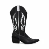 Bota estilo texana de cuero negro con detalles de costuras blancas en contraste y diseño bordado en la caña. Cuenta con taco cuadrado y punta fina.