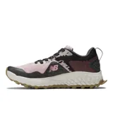 Championes de trail running New Balance Fresh Foam X Hierro v7, con diseño técnico en tonos rosado, negro y detalles en color tierra. Presentan suela Vibram Megagrip para mayor tracción, entresuela con tecnología Fresh Foam X para amortiguación y empeine de malla transpirable.
