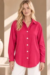 Camisa de lino color mostaza, de corte clásico con cuello camisero, manga larga y cierre frontal abotonado.