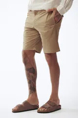 Bermuda de gabardina color marrón con bolsillos laterales y traseros.