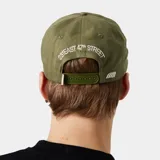 Gorra de 5 paneles de color verde militar, con visera curva de pana marrón y diseño bordado en el frente.