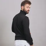 Polera color beige de tejido de punto con cuello alto.