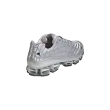 Championes Adidas Megaride F50 color plateado metalizado, con suela tecnológica de amortiguación con múltiples cortes circulares visibles y diseño aerodinámico.