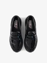 Mocasín New Balance modelo 1906L color negro con textura de cocodrilo.