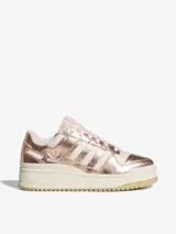 Zapatillas Adidas Forum Bold Stripes de plataforma, color rosado metálico con acabado brillante, cordones y suela de caucho color beige.