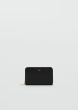 Billetera rectangular de tamaño mediano, color negro, con cierre perimetral y logo de la marca grabado en dorado en el frente.