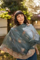 Pashmina grande de gasa de seda color azul petróleo con lana merino beige y seda pura.