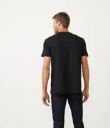 Remera de manga corta y cuello redondo, confeccionada en algodón peruano de alta calidad. Presenta un diseño liso y corte cómodo, ideal para uso diario.