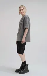 Remera de corte holgado y diseño minimalista, con cuello redondo y mangas cortas de hombros caídos. Confeccionada en algodón premium, presenta un largo a la altura de la cadera.