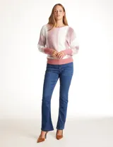 Buzo tejido dolman de la marca Absolutely Famous, con cuello a la base y manga larga con puño. Presenta un diseño de bloques con rayas horizontales y verticales en tonos blanco y rosado.