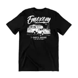Remera negra de manga corta con estampado gráfico en la espalda que presenta vehículos clásicos Volkswagen y la inscripción T-Shirts Garage.