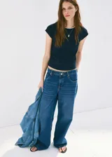 Jeans de tiro medio con diseño de pernera recta, estilo clásico de cinco bolsillos, presillas para cinturón y cierre frontal con botón y cremallera.