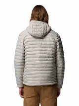 Campera puffer acolchada con capucha Columbia, modelo Powder Pass Hooded, en color gris claro. Presenta diseño acolchado horizontal, cierre frontal completo y logo de la marca bordado en el pecho.