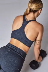 Top deportivo negro con espalda tipo nadadora y breteles anchos.