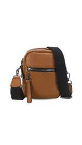 Bandolera morral color beige y blanco, con correa ajustable de tela en color blanco. Tiene cierre superior y un bolsillo frontal con cierre. Incluye un llavero decorativo.