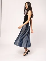 Falda midi color beige con paneles verticales blancos.