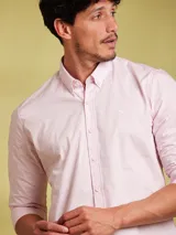 Camisa de hombre de manga larga en color rosado, confeccionada en algodón. Presenta cuello con botones (button-down) y un corte slim fit.