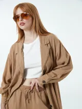 Túnica gris de lino y viscosa, de manga larga con botones y bolsillos laterales.