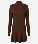 Vestido corto de corte evasé, confeccionado en punto canelado de viscosa y poliamida. Presenta cuello alto, mangas largas y una textura acanalada en toda la prenda.