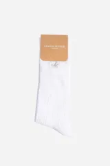 Medias largas de algodón en color blanco, con diseño acanalado y logo de la marca bordado en la parte superior.