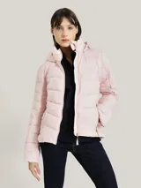 Campera puffer rosa claro con capucha, cierre frontal con cremallera dorada, bolsillos laterales con cierre y logo bordado en el brazo.
