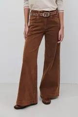 Jean de corte wide leg en color bordó, con costuras decorativas verticales a lo largo de las piernas y cintura de tiro medio.