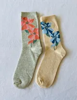 Pack de dos pares de medias de algodón, uno color gris con flores rojas y otro color beige con flores azules.