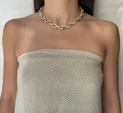 Collar corto de cadena de eslabones gruesos, con diseño bicolor que combina eslabones dorados con eslabones plateados incrustados con zirconias brillantes.