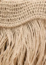 Bolso tipo sobre color tostado, elaborado en tejido de fibra natural con panel de flecos en la parte frontal. Cuenta con forro interior y diseño sin cierre.