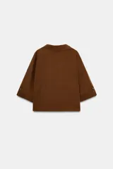 Camisa marrón de manga corta amplia, con cuello solapa y escote pico, cierre frontal con botones.