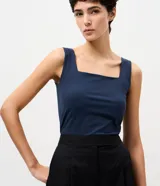 Blusa básica sin mangas de la marca Cortelle, confeccionada en poliamida con elastano. Presenta breteles medianos y escote cuadrado tanto en el frente como en la espalda.