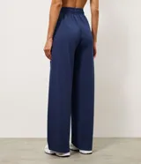 Pantalón deportivo de modal color azul marino, de corte ancho y relajado, con cintura elástica y bolsillos laterales.
