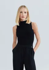 Musculosa negra de tejido acanalado con cuello alto.