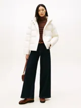 Campera acolchada de corte regular, con relleno de plumón y acabado repelente al agua. Cuenta con capucha fija, cierre de cremallera oculto con corchetes y logo tonal bordado en el pecho.