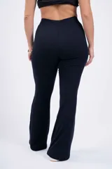 Pantalón Oxford gris de tejido acanalado, corte ajustado en la parte superior y acampanado en la parte inferior.