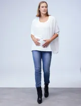 Blusa de crepe color blanco, con corte oversize, cuello redondo y mangas tipo dolman con puños elásticos en punto smock.