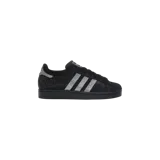 Championes Adidas Superstar de mujer, color negro con incrustaciones de pedrería y cristales plateados en todo el cuerpo, las tres tiras laterales y el talón.