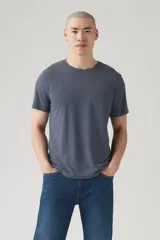 Remera azul de manga corta con cuello redondo y estampado pequeño en el pecho.