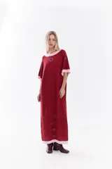 Vestido midi de punto color rojo con detalles en rosado contrastante en cuello, mangas y ruedo. Diseño holgado con mangas cortas y bordado sutil en el pecho.